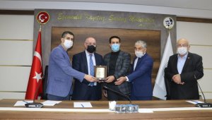 Hayırsever iş adamları ve esnafa plaket