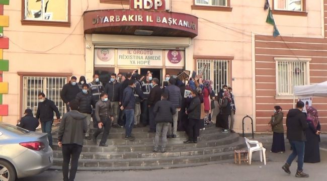 HDP önünde tükürük gerginliği