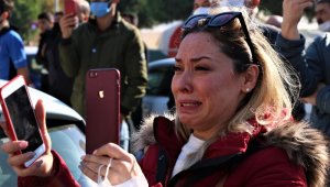 İş yerinin yıkılışını hıçkırıklara boğularak izledi