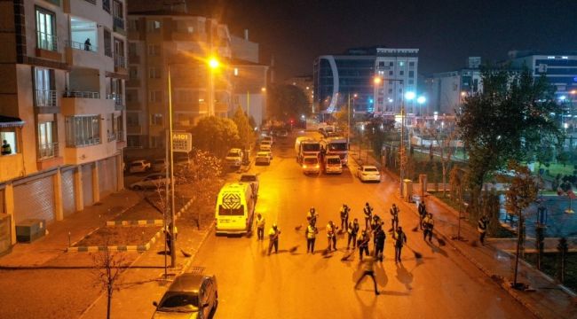 İşçiler halay çekerek cadde ve sokakları temizledi