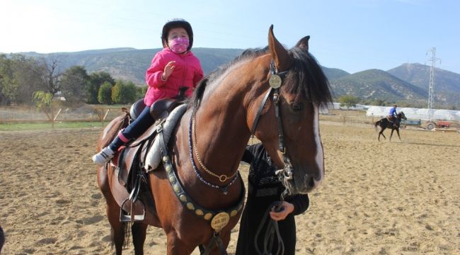 Isparta'da atla terapi 4 yaşındaki engelli Ekin'e şifa oluyor