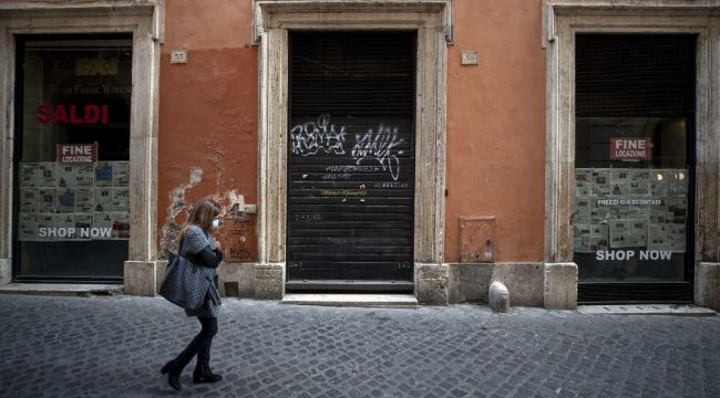 İtalya'da son 24 saatte Covid-19 nedeniyle 699 kişi öldü