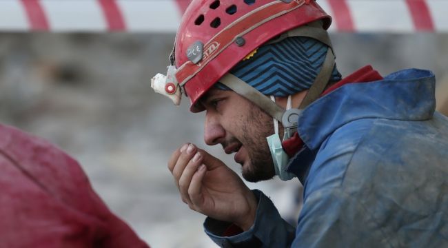 Arama kurtarma personelinin gözyaşları