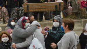 İzmir depreminde ölen hala ve yeğenleri toprağa verildi
