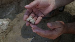 İzmir'de 8200 yıl öncesine ait "Ana Tanrıça" heykelciği bulundu