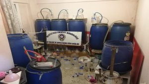 Kaçak içki üretmek için evi mini fabrikaya çevirmiş