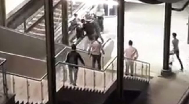 Kadın güvenlik görevlisine küfreden adama meydan dayağı