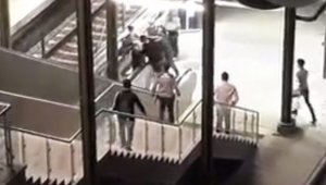 Kadın güvenlik görevlisine küfreden adama meydan dayağı