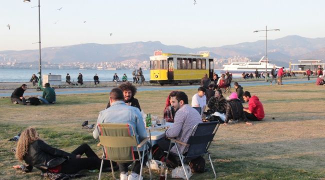 Kafe ve restoranlar kapandı, vatandaş sahile koştu