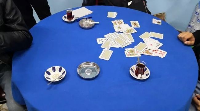 Kahvede sigara içip iskambil oynayan gruba ceza