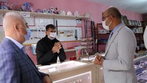 Kaymakam kapı kapı dolaşıp depremzedelere yardım topladı