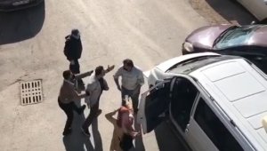 Kazada kızı korkan baba, diğer sürücünün üstüne yürüdü