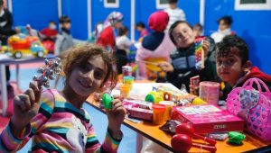 Konak Belediyesi'nin oyun çadırları çocukların yüzünü güldürdü