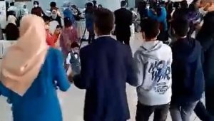 Korona kimin umurunda...El ele halay çektiler