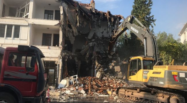 Marmaris'te çürük binalar yıkılıyor