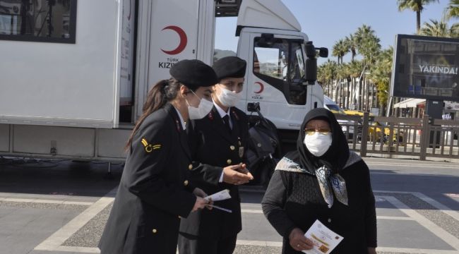 Marmaris'te Polis ve Jandarma kadına yönelik şiddete karşı broşür dağıttı