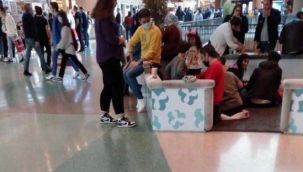 Masalar kaldırılınca yerde yemek yediler