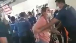 Maske cezası yazmak isteyen polise yumruk attı