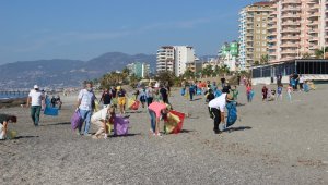 Mayoları ile değil çöp torbalarıyla sahildeler