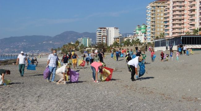 Mayoları ile değil çöp torbalarıyla sahildeler