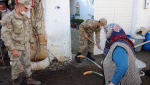 Mehmetçik Serpil teyzenin yaralarını sarıyor