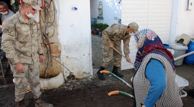 Mehmetçik Serpil teyzenin yaralarını sarıyor