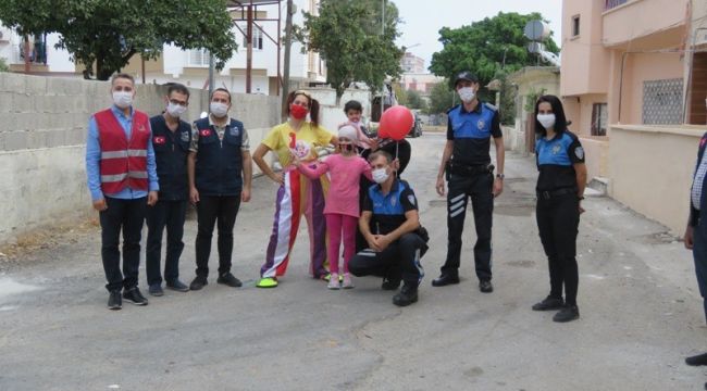 Mersin polisi lösemili çocukları mutlu etti
