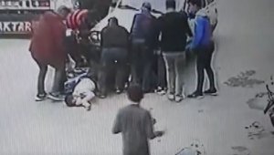 Motosikletin aracın altında kalma anı güvenlik kamerasında