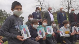 Muhtarlardan köy çocuklarına tablet desteği