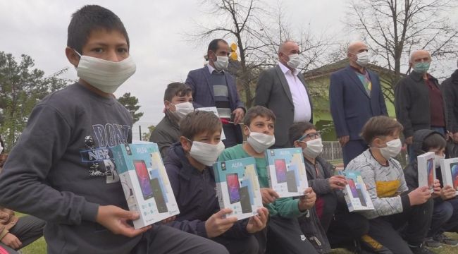 Muhtarlardan köy çocuklarına tablet desteği