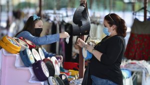 Muratpaşa Belediyesi'nin Üreten Eller Pazarına yoğun ilgi