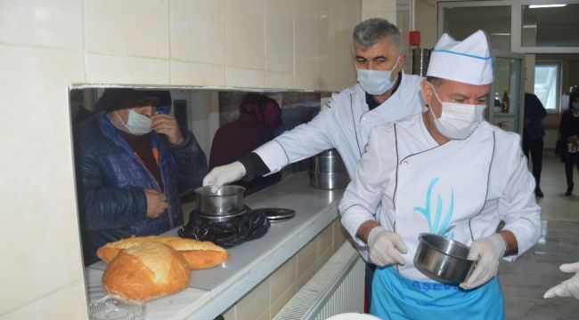 Niksar Belediyesi Aşevi her gün 450 kişiye sıcak yemek sağlıyor