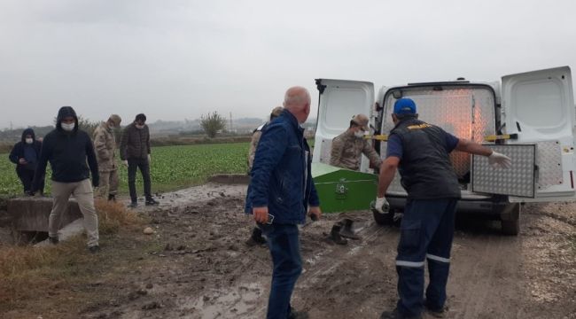 Öldürdüğü arkadaşlarıyla fotoğraf çektirmiş