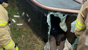 Otomobil viyadükten uçtu, sürücü araçta sıkıştı