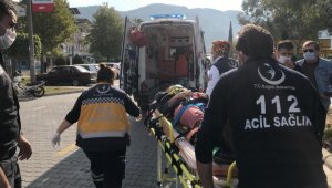 Otomobille çarpışan motosiklet sürücüsü kadın yaralandı