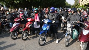 Pakistan'da motosikletçi kadınlardan konvoy