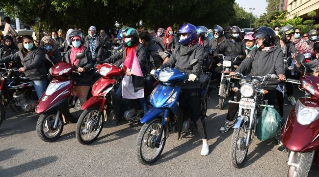 Pakistan'da motosikletçi kadınlardan konvoy