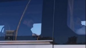 Polisi görünce maskelere sarıldılar