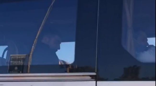 Polisi görünce maskelere sarıldılar