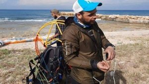 Rüzgara kapılan Türk paraşütçü Lübnan sahiline indi
