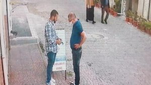 Rüzgarda uçuşan binlerce lirayı toplayıp sahibine teslim ettiler