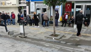 Satışa çıkan evler için bir gün önceden banka önünde kuyruğa girdiler