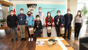 Satranç şampiyonları ödüllerini Başkan Arda'dan aldı