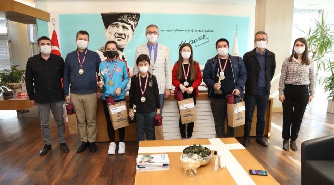 Satranç şampiyonları ödüllerini Başkan Arda'dan aldı