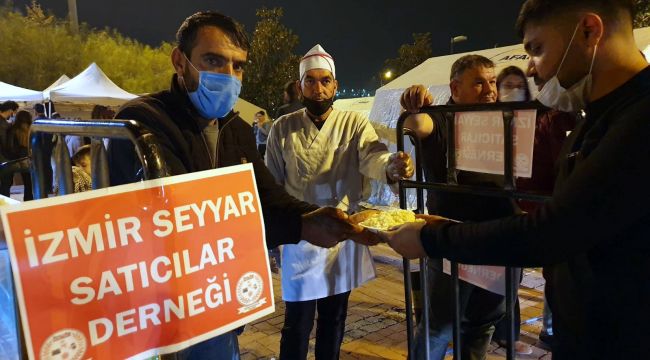 Seyyar satıcılardan depremzedelere tavuklu pilav ve ayran