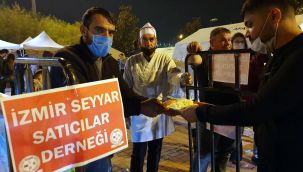 Seyyar satıcılardan depremzedelere tavuklu pilav ve ayran