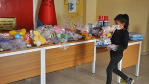 Şırnaklı çocuklar oyuncaklarını İzmirli depremzede çocuklara gönderdi