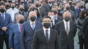 Siyah maskeli 10 Kasım anma töreni