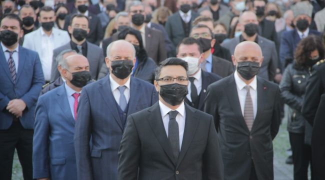 Siyah maskeli 10 Kasım anma töreni