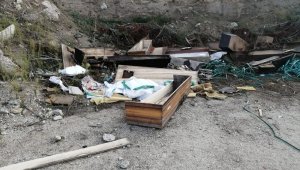 Şok eden görüntüler! Virüslü tabutlar yol kenarında